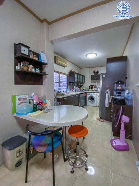 *****บ้านเดี่ยวมือสอง ! ม.ปรีชา พหลโยธิน87 เนื้อที่กว้างถึง 80.6 ตร.ว บ้านสวย สภาพดี พร้อมอยู่ เน้นความเป็นส่วนตัว รองรับทุกครอบครัวด้วยฟังก์ชั่น 3 ห้องนอน 3 ห้องน้ำ 2 ที่จอดรถ พิเศษสุดๆ โอนในปี 2564 นี้ รับทันทีทองคำแท่ง 10 บาท !! การเดินทางสะดวกสบายเข้าออกได้หลายเส้นทาง ใกล้รถไฟฟ้าสาย สีแดงเข้ม "สถานีหลักหก"